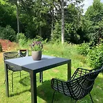 Moderne Im Gruenen Mit Privatem Garten *